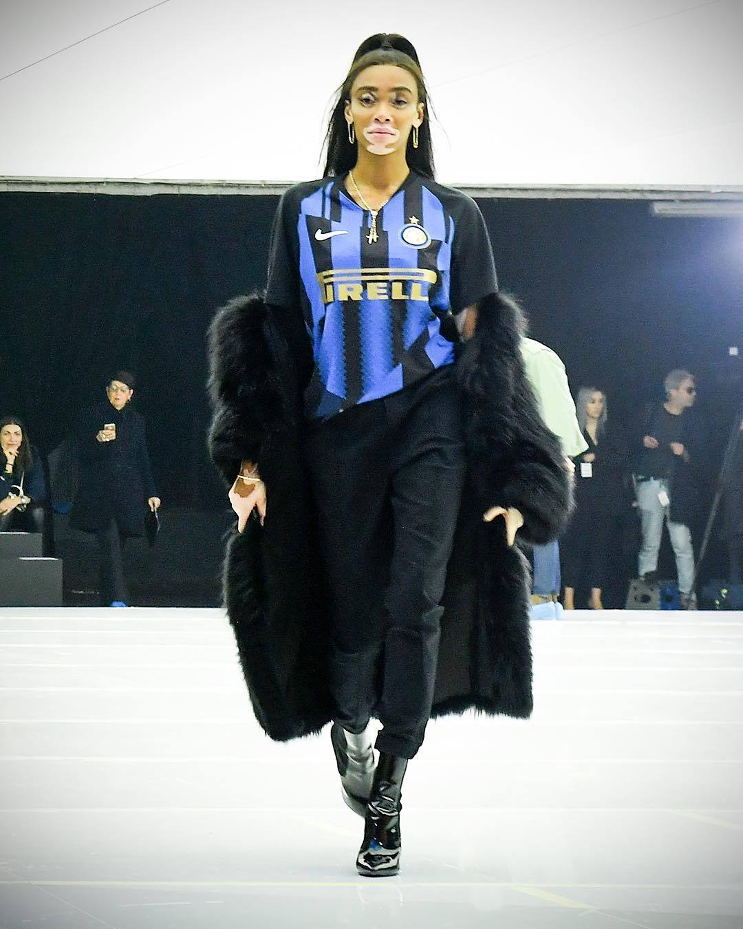 Inter pamiątkowe koszulki odsłonięte na Fashion Week